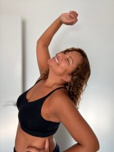 mulher celebrando o despertar aos 50