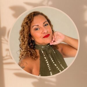 mulher depois dos 50 anos sorrindo com autoestima e energia 